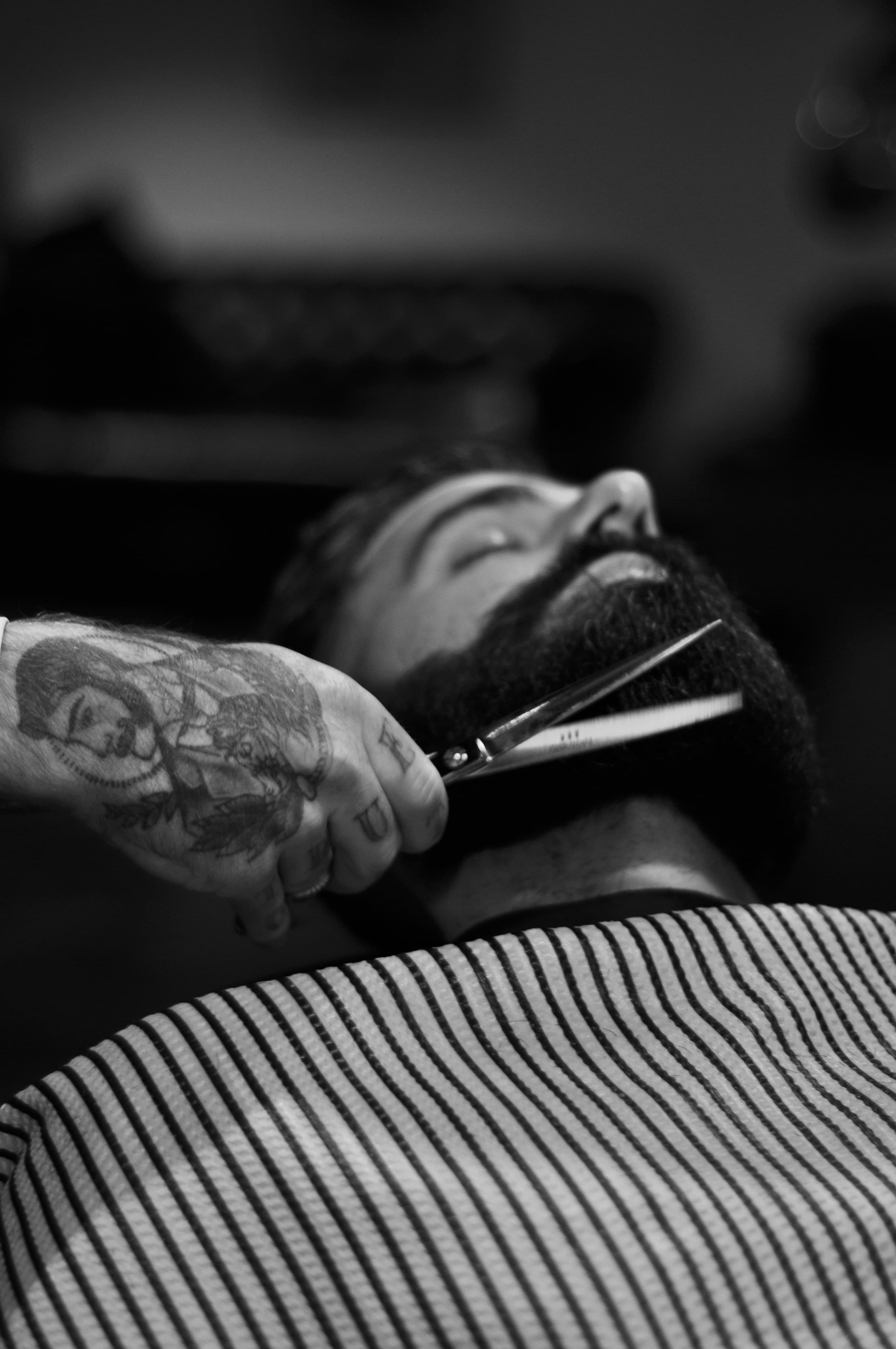 Barba desenhada a navalha